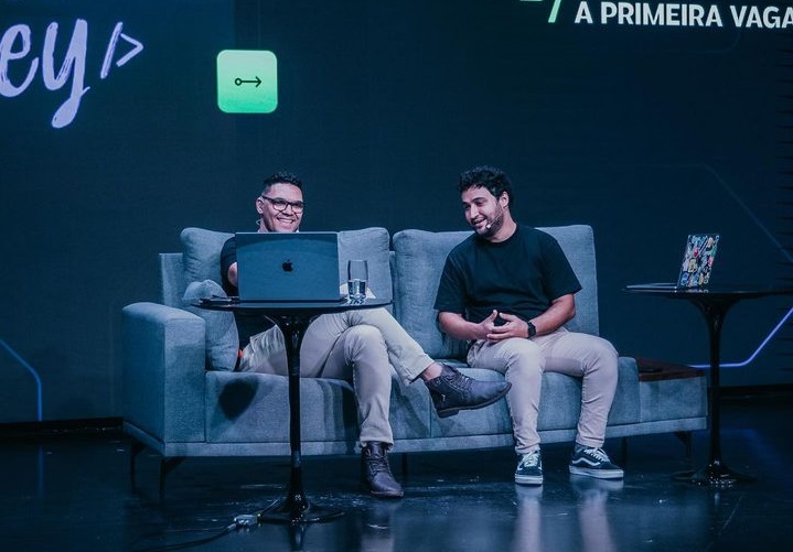 Rodrigo e Mayk apresentando o evento jornada do Zero à Primeira Vaga